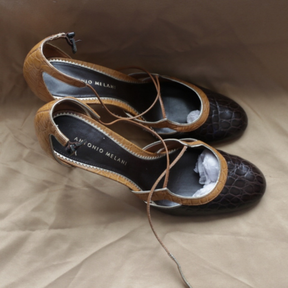 Antonio Melani two-toned pump.